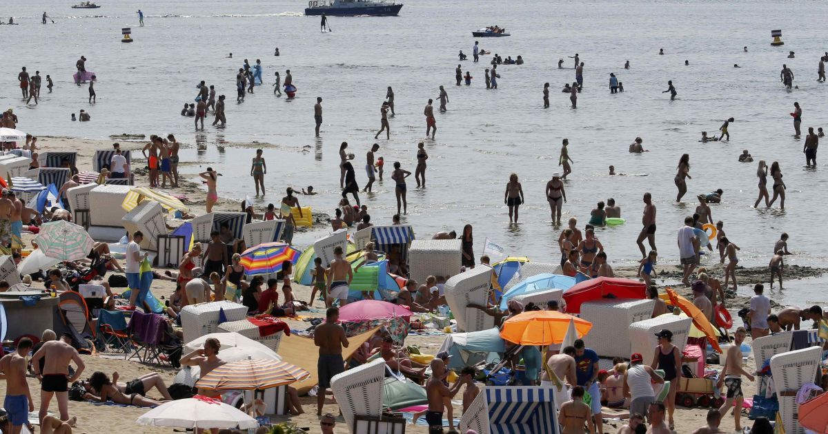 Немцы от жары спасаются зонтиками и прохладной водой. / © Reuters