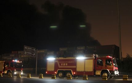 Гигантский столб дыма и огненный "салют": подборка видео мощного взрыва в Китае