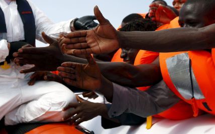 Новейший "Титаник": сотни мигрантов не смогли выбраться из заблокированного трюма лодки в Средиземном море