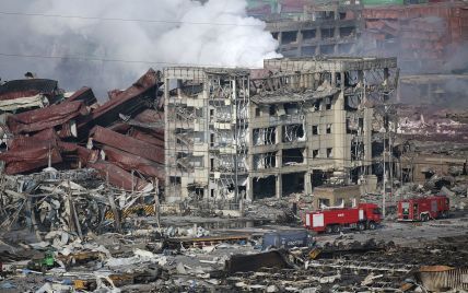 Спасатели достали из-под завалов 32 человека, чудом выживших после разрушительного взрыва в Китае