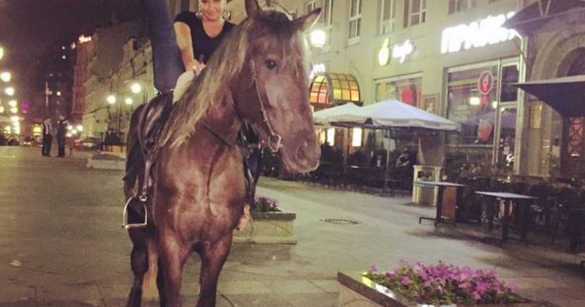 Анастасия Волочкова оседлала коня