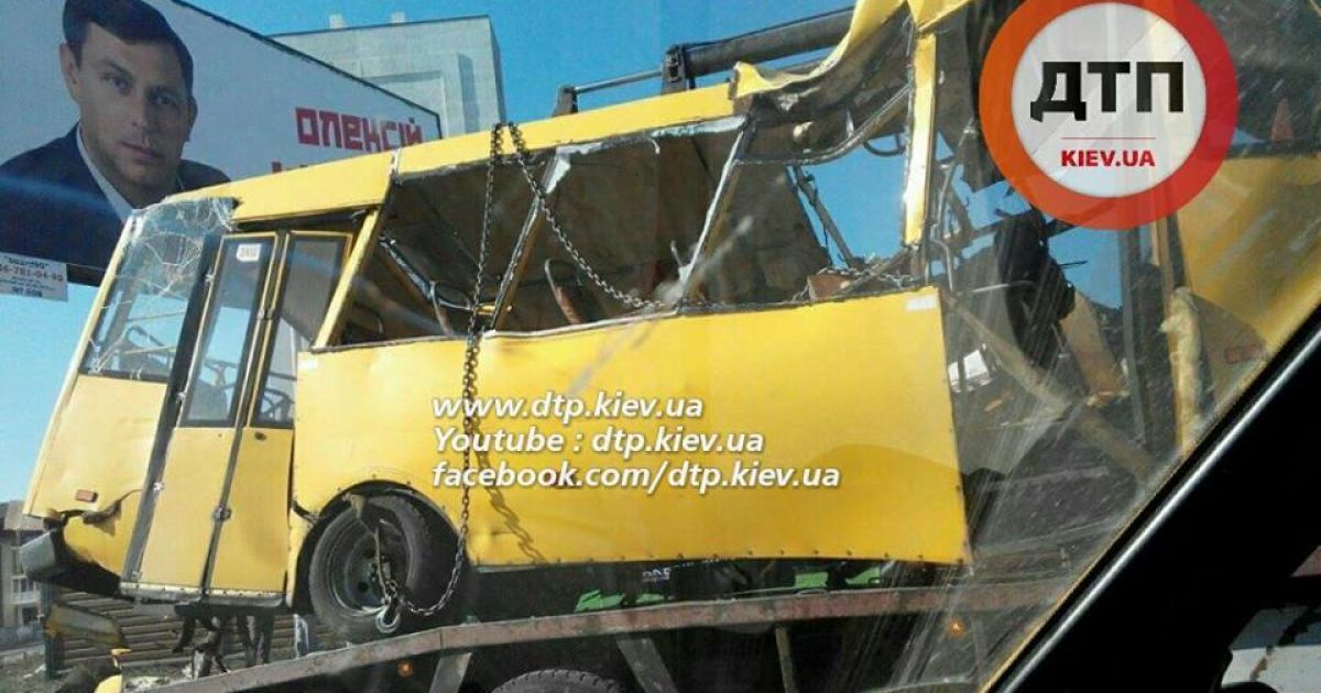 Легковик на великій швидкості протаранив маршрутку / © facebook.com/dtp.kiev.ua