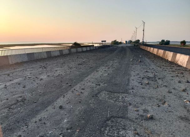 Фото після удару по Чонгарському мосту 22 червня / Фото з Телеграм-каналів