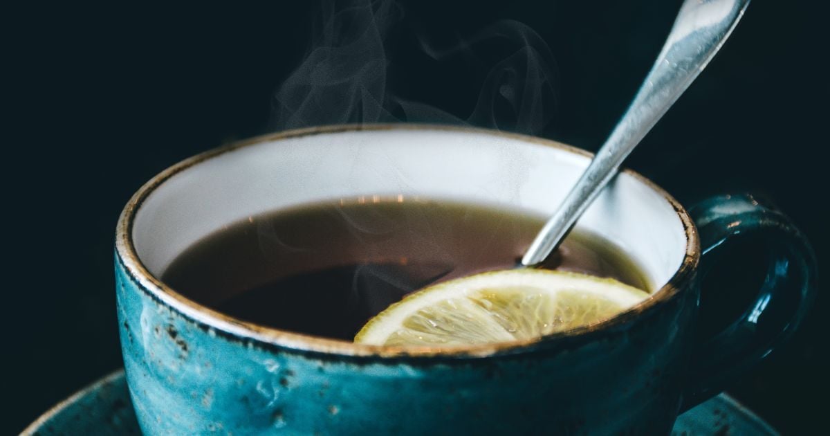 Болит горло? Можно пить теплый чай с медом и лимоном.