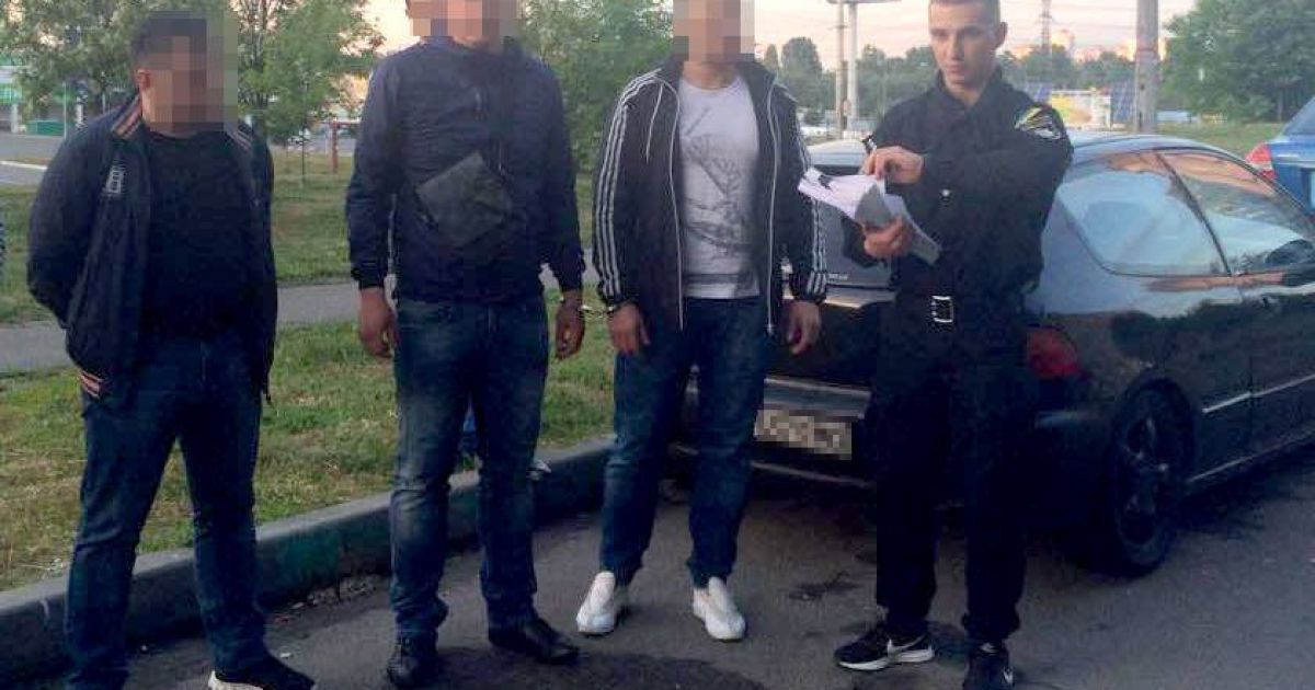 У Києві затримали розбійників, які зухвало пограбували ювелірку на Оболоні
