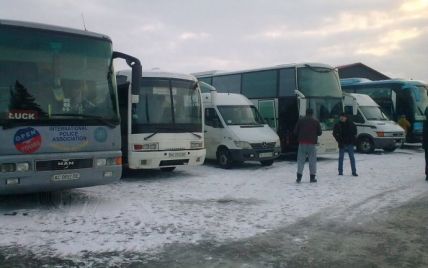 На встречу с президентом жителей Волыни массово свозили автобусами - сеть ОПОРА