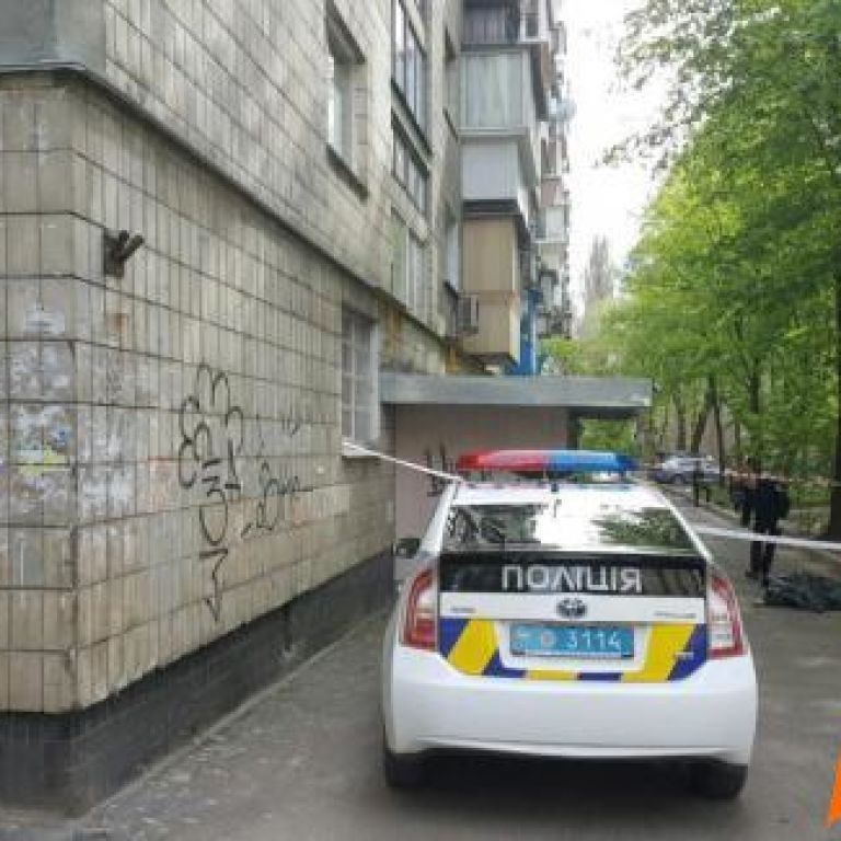 У Києві з дев'ятого поверху випав відомий політолог - ЗМІ