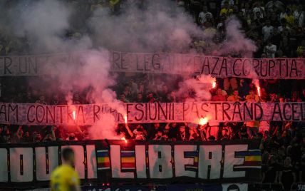 Скандал в отборе на Евро-2024: Матч Румыния-Косово прервали из-за фанатских баннеров (фото, видео)