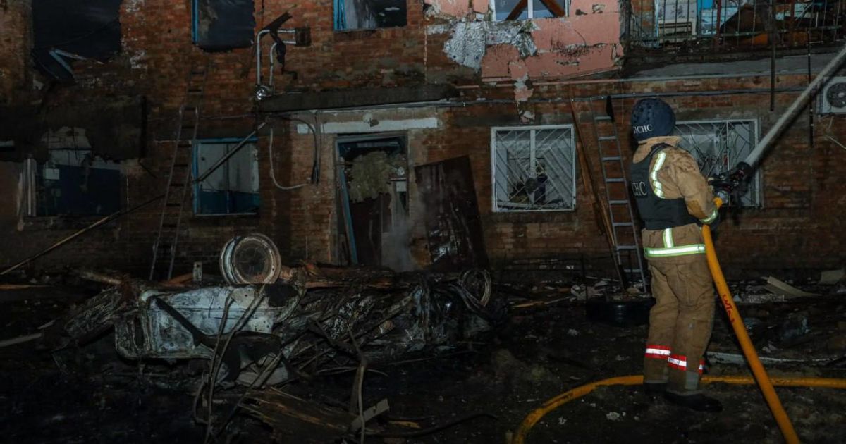 В связи с российской атакой на Полтавщине ночью работали около 100 спасателей