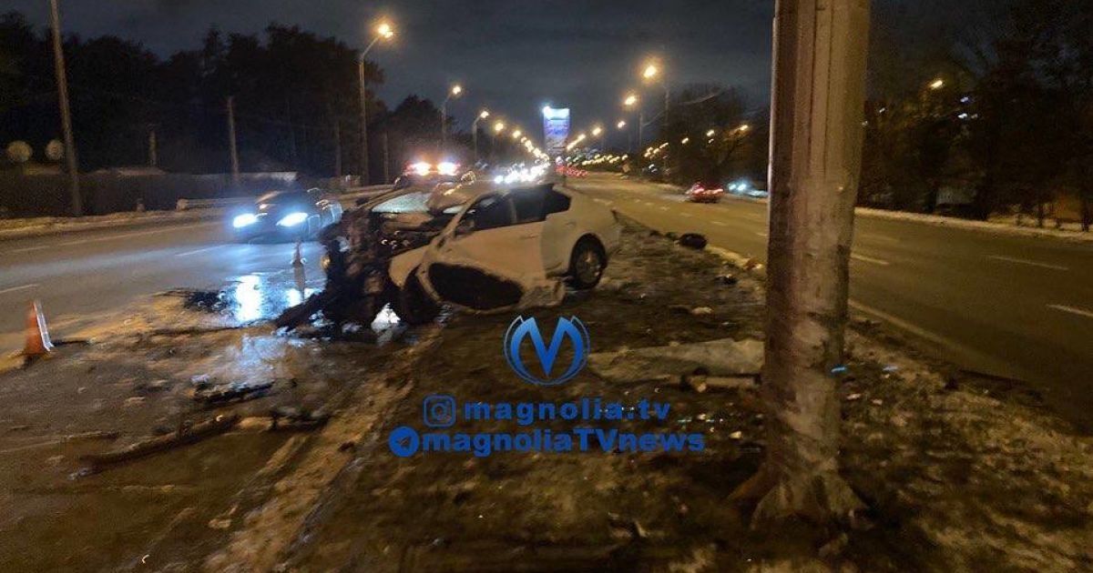 На Броварському шосе автівка врізалась у білборд