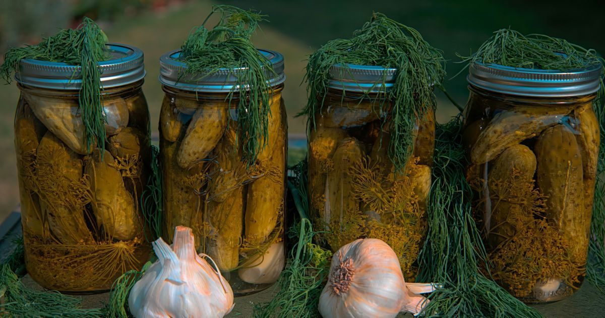 Котлеты по-немецки с маринованными огурцами