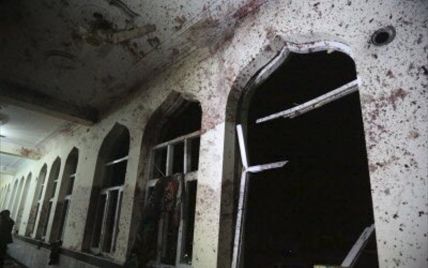 Мощный взрыв разрушил мечеть в Кабуле: есть погибшие и много раненых (видео)