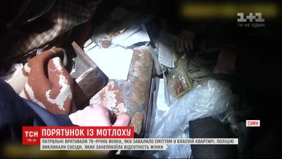 Лежала в мусоре 3 дня: в Сумах спасли женщину, которую в квартире привалило хламом