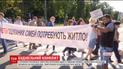 В Броварах разъяренные люди требуют от властей повлиять на застройщика, который прекратил строительство