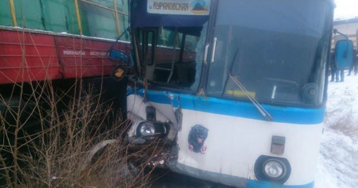На Донетчине поезд протаранил автобус с работницами Кураховской шахты, есть пострадавшие