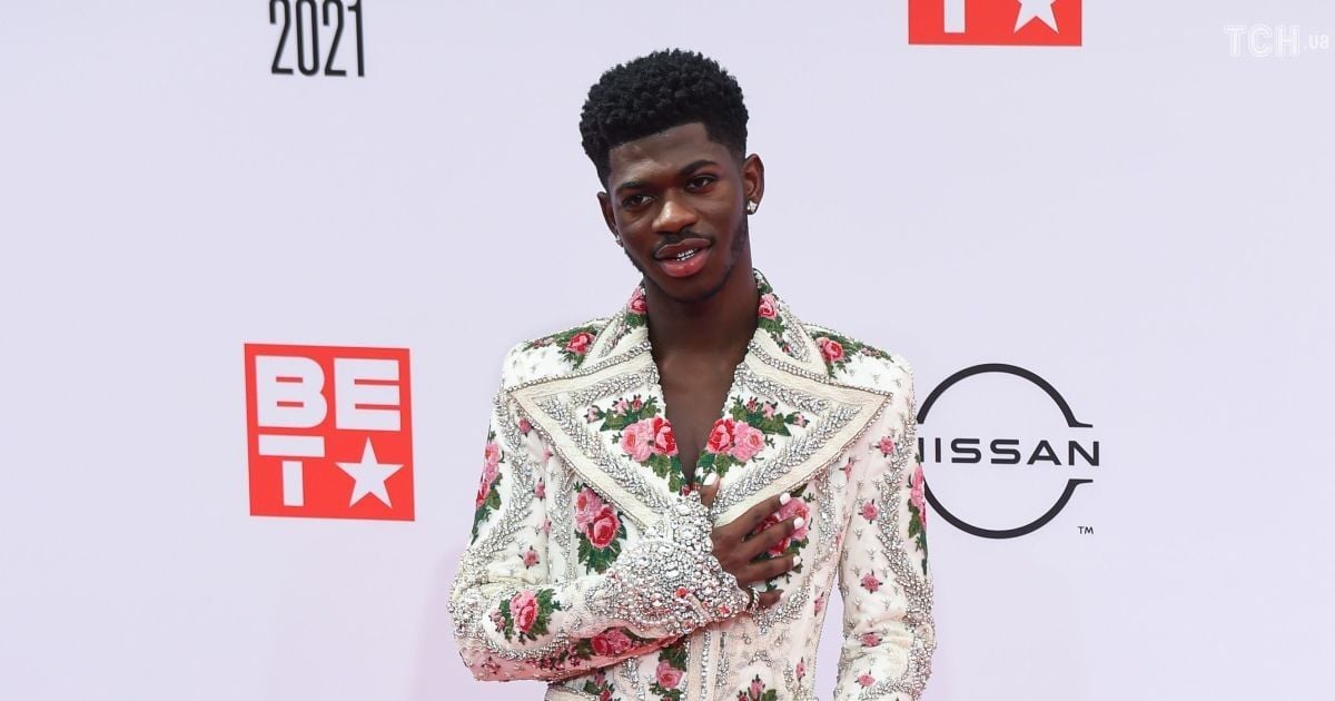 Lil Nas X приголомшив пристрасним поцілунком з чоловіком на сцені