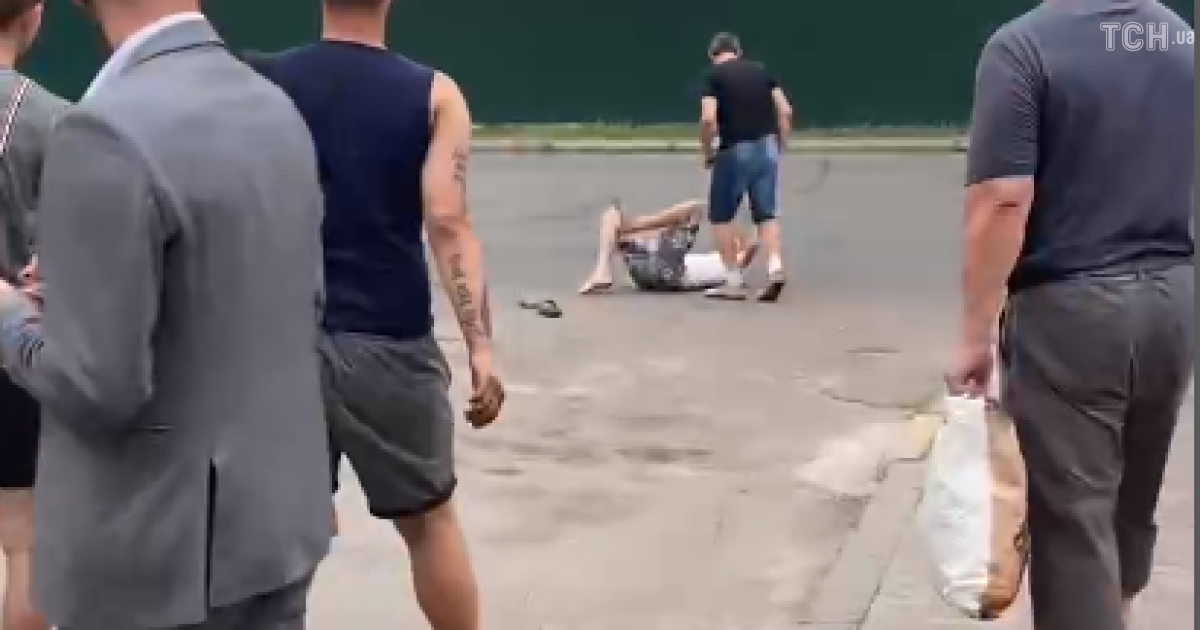 Після ударів упали на асфальт: у Києві біля станції метро чоловіки влаштували масові розбірки кулаками