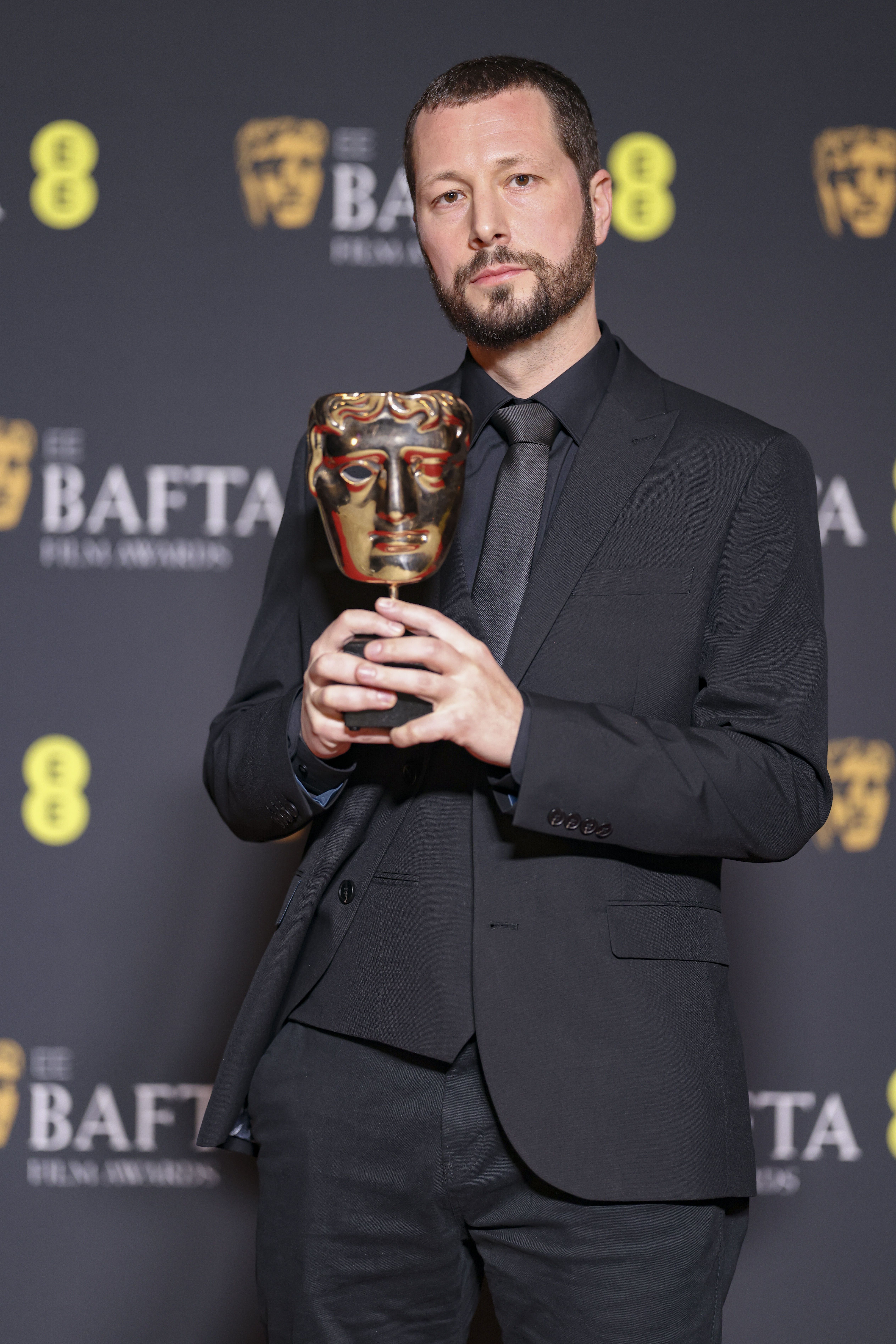 Мстислав Чернов с наградой BAFTA / © Associated Press
