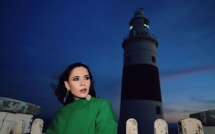 Юлия Санина с вечерним макияжем и в зеленом свитере появилась в атмосферном клипе The Hardkiss