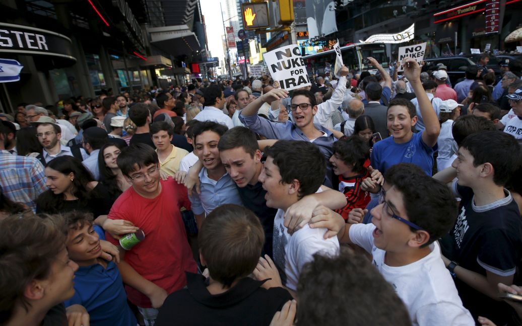 Жители города вышли на улицы против соглашения / © Reuters