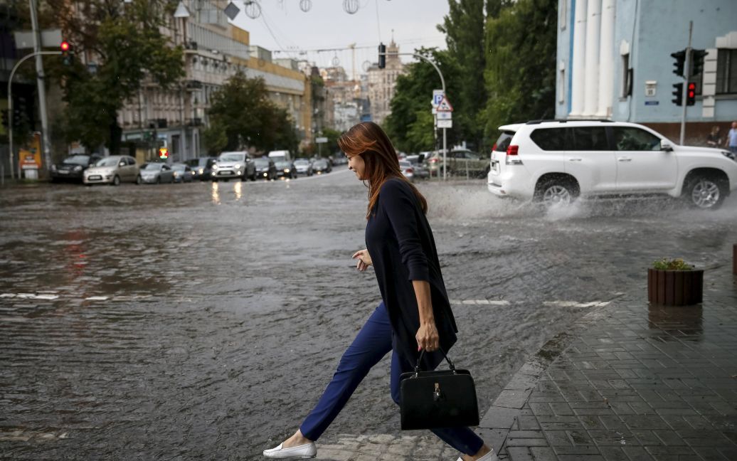После мощного ливня улицы Киева превратились в настоящие реки. / © Reuters