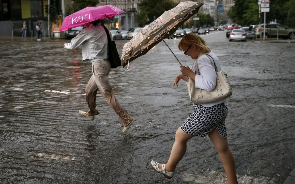 После мощного ливня улицы Киева превратились в настоящие реки. / © Reuters