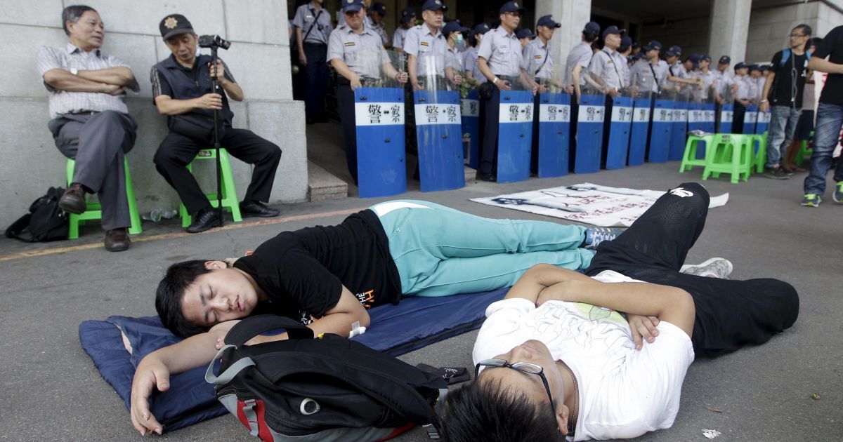 Студенты забаррикадировались в Министерстве образования / © Reuters