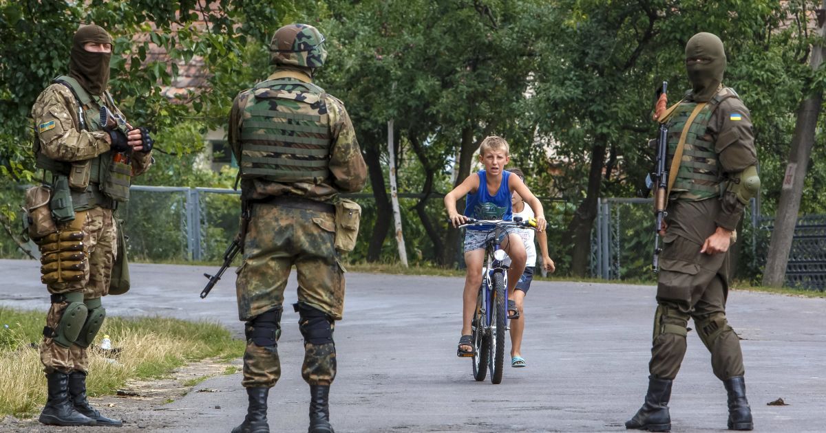 Под Мукачево продолжается спецоперация по задержанию членов "Правого сектора".
