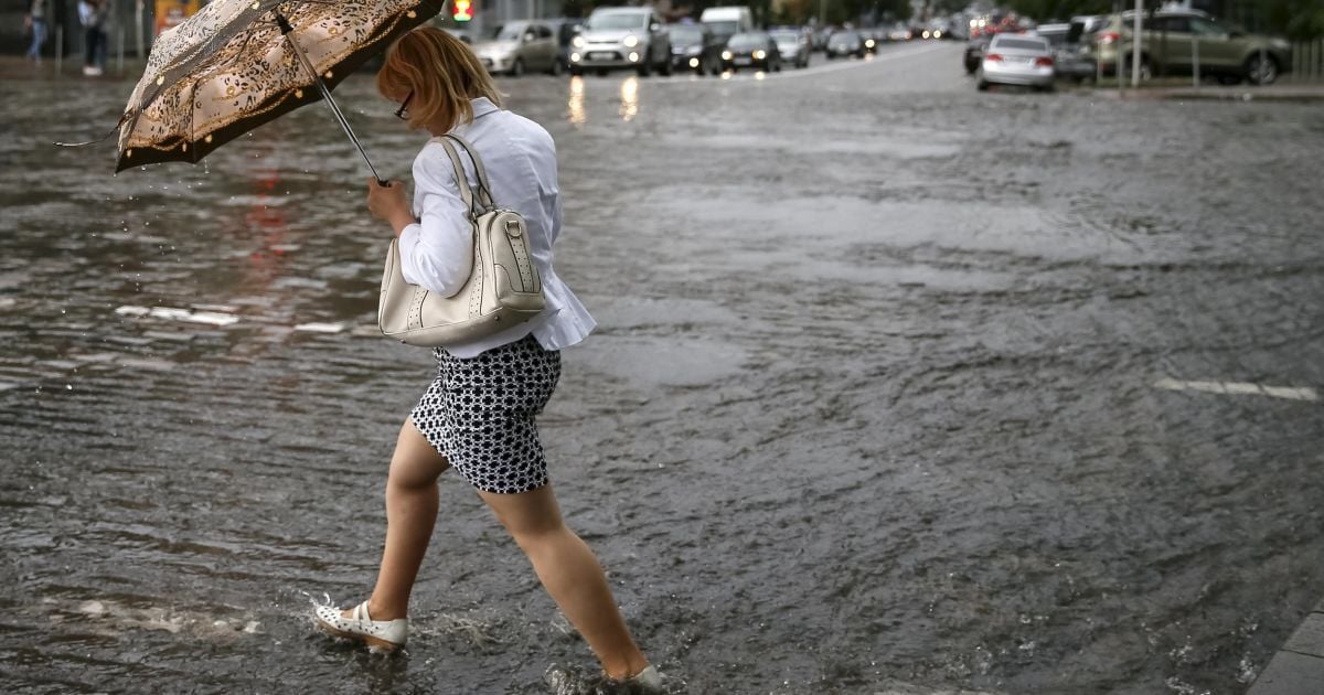 Не выходить из помещения и зарядить мобильный: Супрун озвучила правила безопасности в дождь