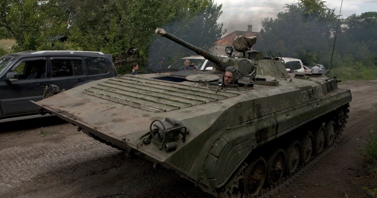 РФ сосредоточила у границ соседних стран десятки тысяч солдат.