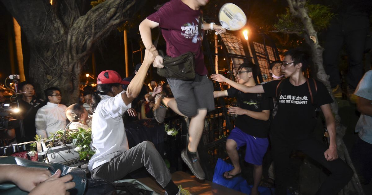 Студенты забаррикадировались в Министерстве образования / © Reuters