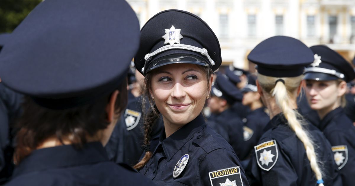 Киевляне угощают патрульных
