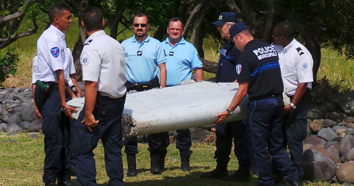 Как сообщалось, премьер-министр Малайзии Наджиб Разак подтвердил, что найденные на острове Реюньон обломки принадлежат Boeing 777 , пропавшему в марте 2014 года