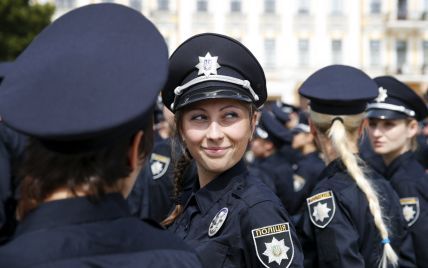У Києві патрульних поліцейських підбадьорюють безкоштовною кавою і пончиками
