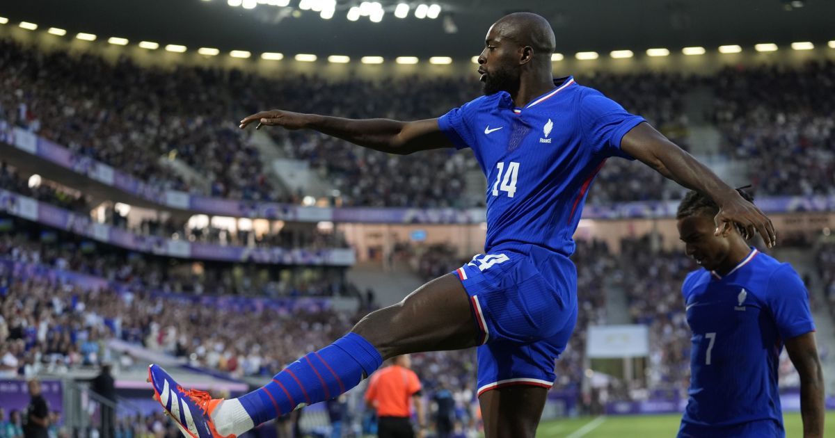 Француз Жан-Филипп Матета празднует победный гол в матче против Аргентины