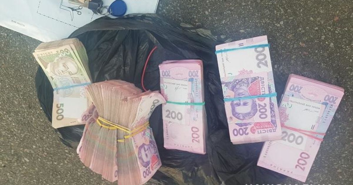 В Киеве банда иностранцев украла на глазах у мужчины 300 тысяч гривен из его машины