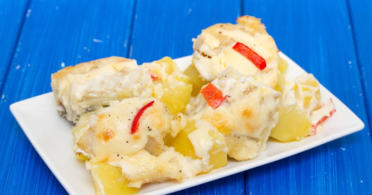 Хек запеченный с картофелем сыром и сметаной