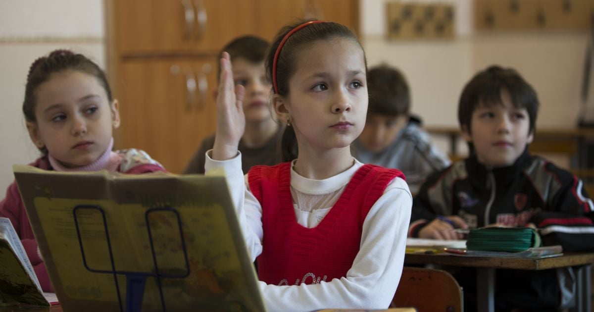 У деяких школах подовжать навчання: кому доведеться сісти за парти влітку