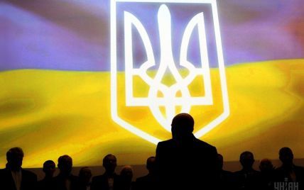 В СБУ объяснили, что украинцам можно не вставать с дивана во время исполнения гимна