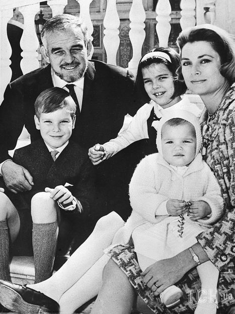 Грейс Келли с князем Ренье III и детьми / © Associated Press