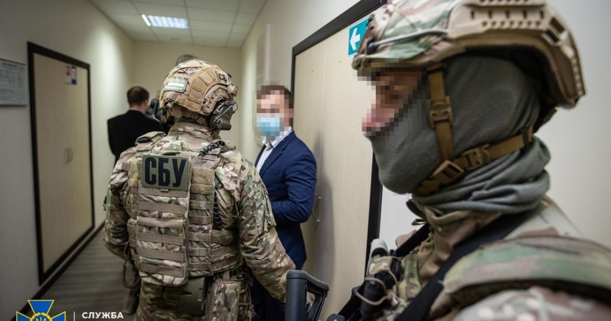 В Днепре мужчина на внедорожнике назвался сотрудником СБУ и "бесплатно" заправился горючим на АЗС