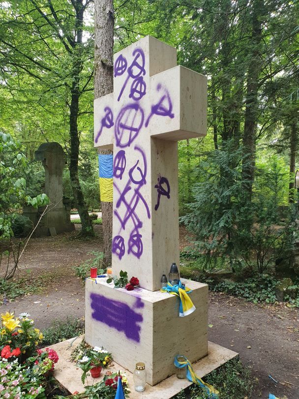 В Мюнхене неизвестные вандалы разорили могилу Степана Бандеры 2
