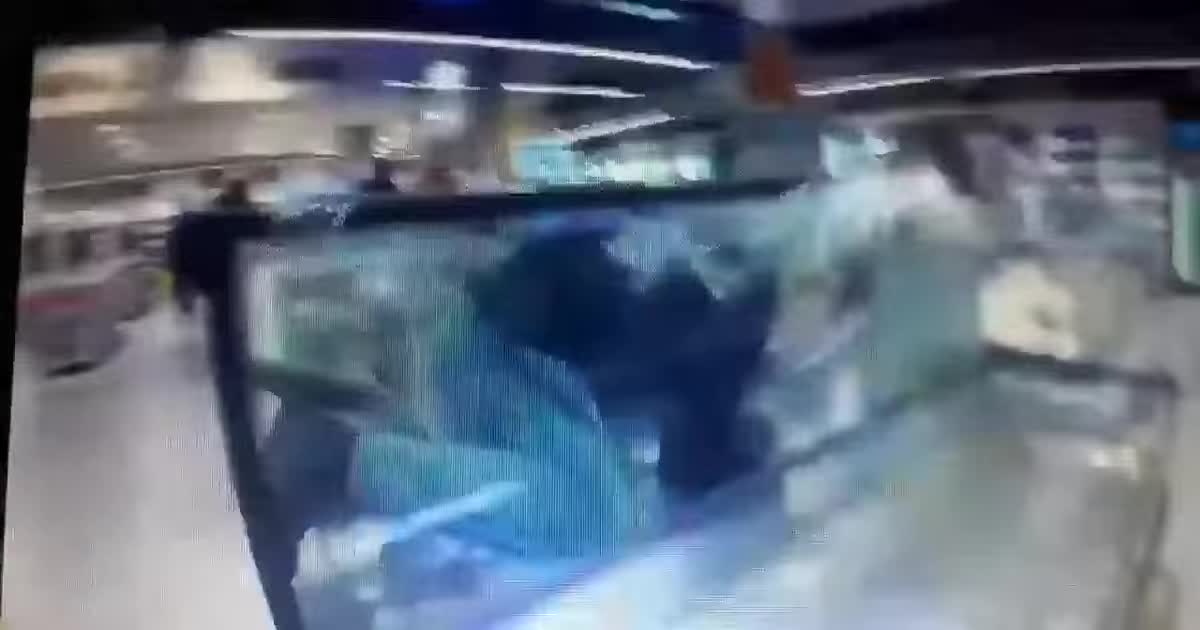"Я - карп": россиянин с головой нырнул к рыбам в аквариум супермаркета
