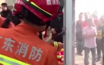 В Китае сняли на видео спасение застрявшего в автомате игрушек малыша