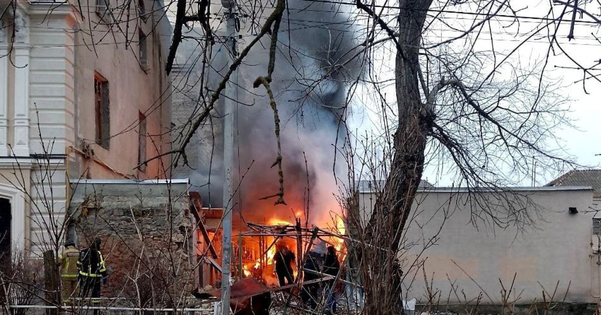 Вибухи в Херсоні: окупанти обстрілюють житлові квартали та цивільні об’єкти (фото)