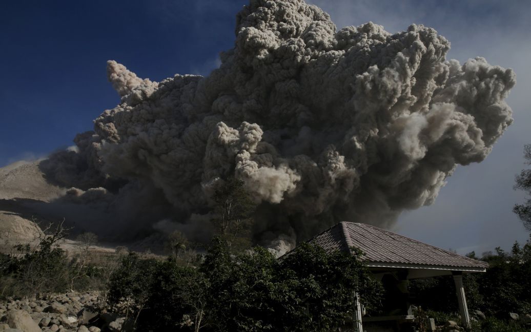Вулкан выбрасывает в небо дым и пепел / © Reuters