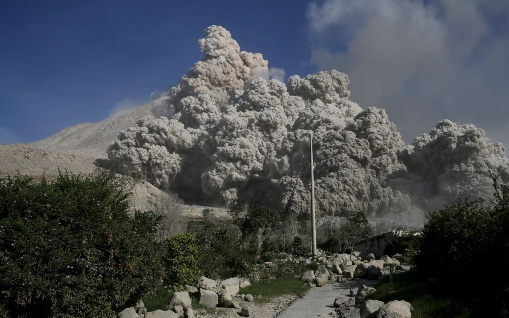 Вулкан выбрасывает в небо дым и пепел / © Reuters