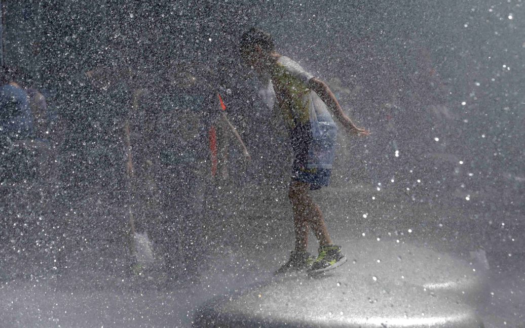 В Мюнхене люди купаются в фонтане, спасаясь от жары. / © Reuters