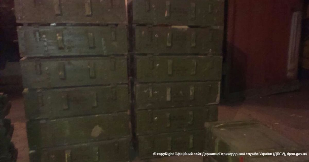 Пограничники задержали грузовик с броєприпасами и российским военным. / © Госпогранслужба Украины