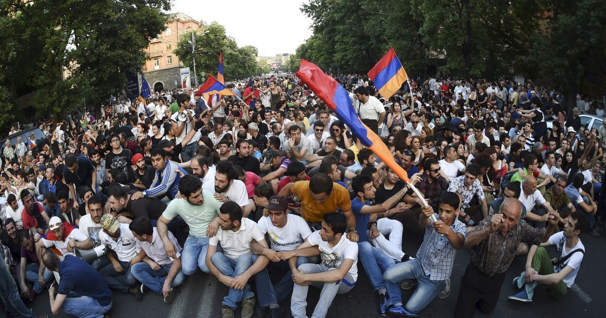 Несмотря на новые требования полиции, митингующие на "ЕлектроМайдане" настроены решительно